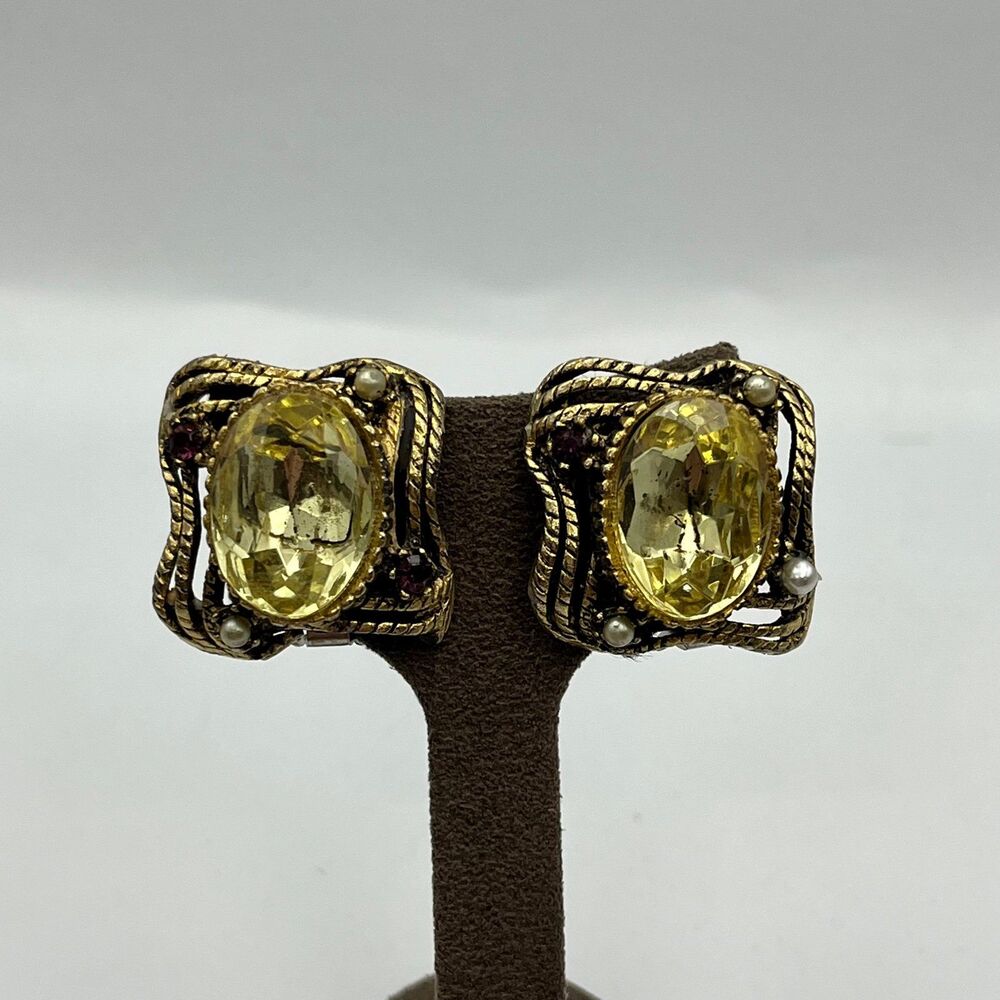 Vintage 1960s yellow glass Gold tone Victorian clip on earrings